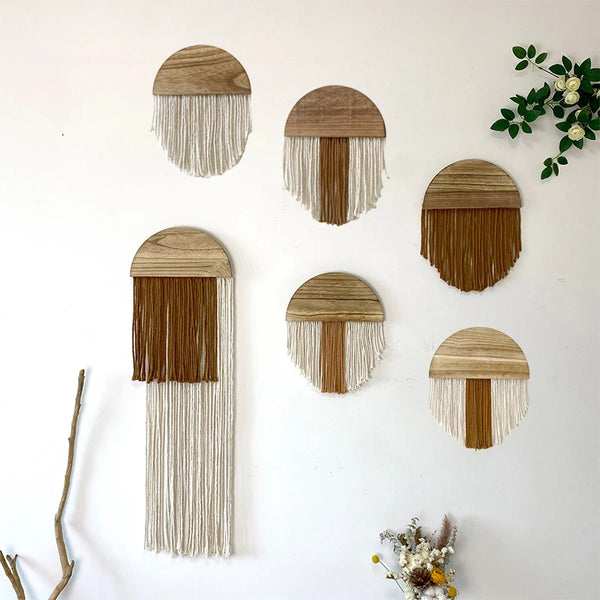 Tapisserie Bohème à Franges en Macramé avec Pendentif en Bois – Décoration Murale Artisanale